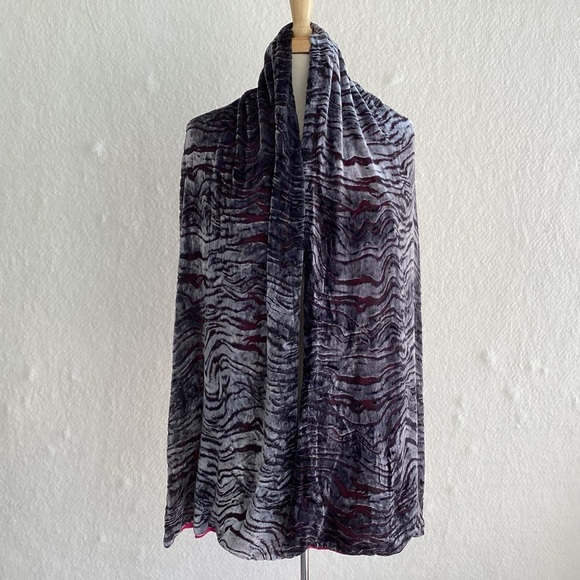 Shimmery silver gray silk blend lined burnout velvet whimsygoth scarf 68” x 15” - Picture 4 of 9